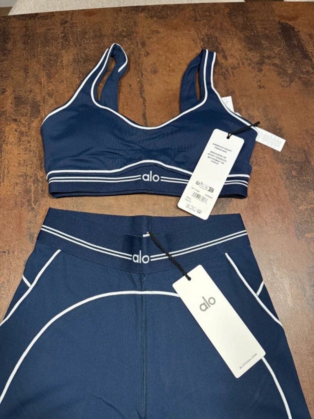 Alo Yoga Airbrush Heart Throb Sports Set Navy S - Picture 2 of 10